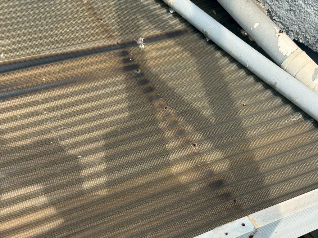 穴が見られる波板端部